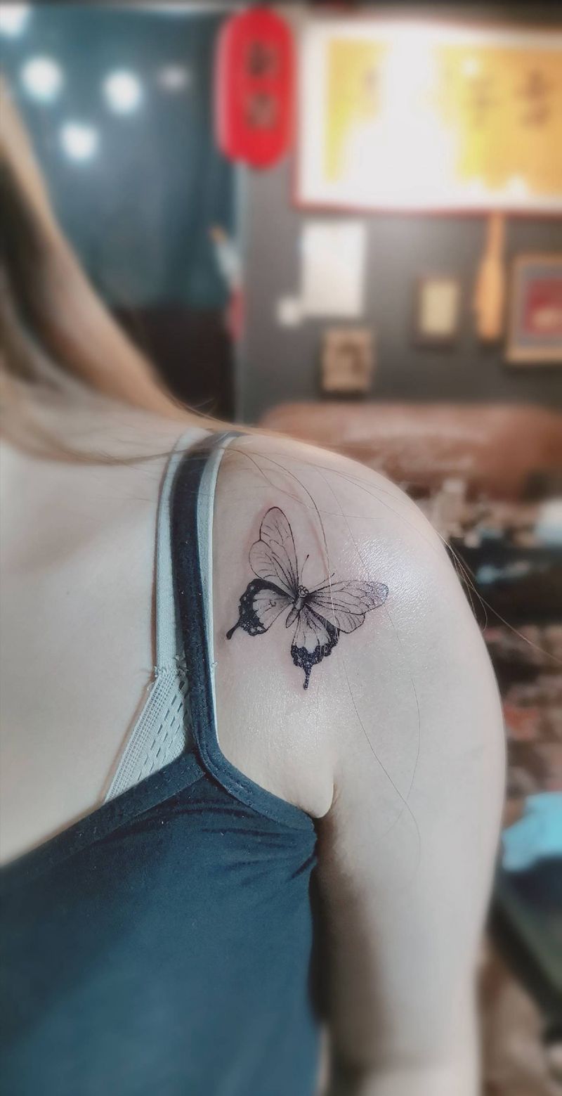 蝴蝶纹身图片_肩部小清新纹身图案
