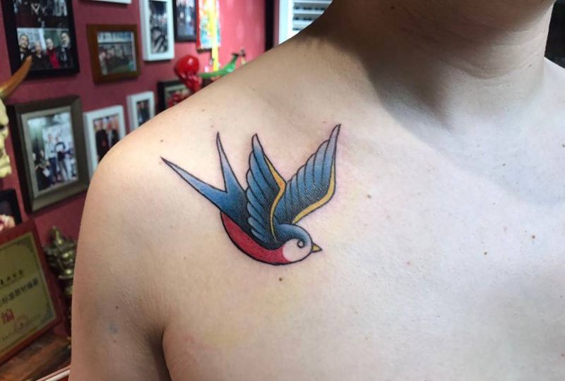 燕子纹身图片_西安刺青西安西安改动物传统欧美肩部手稿成品纹身图案