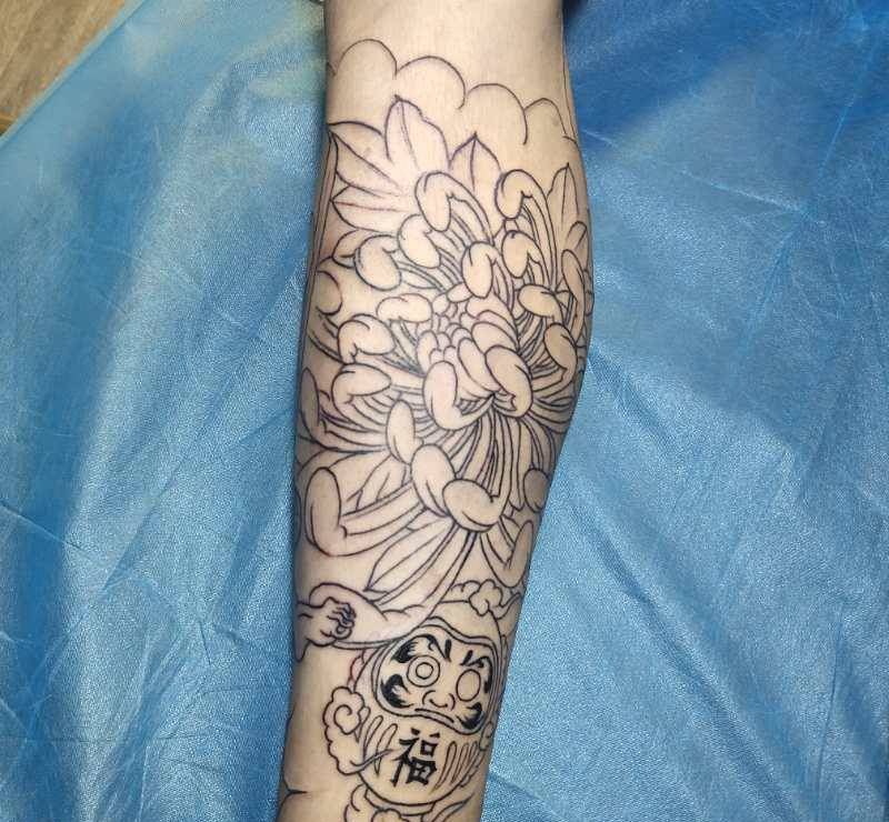 菊花线条纹身图片_腿部新传统纹身图案