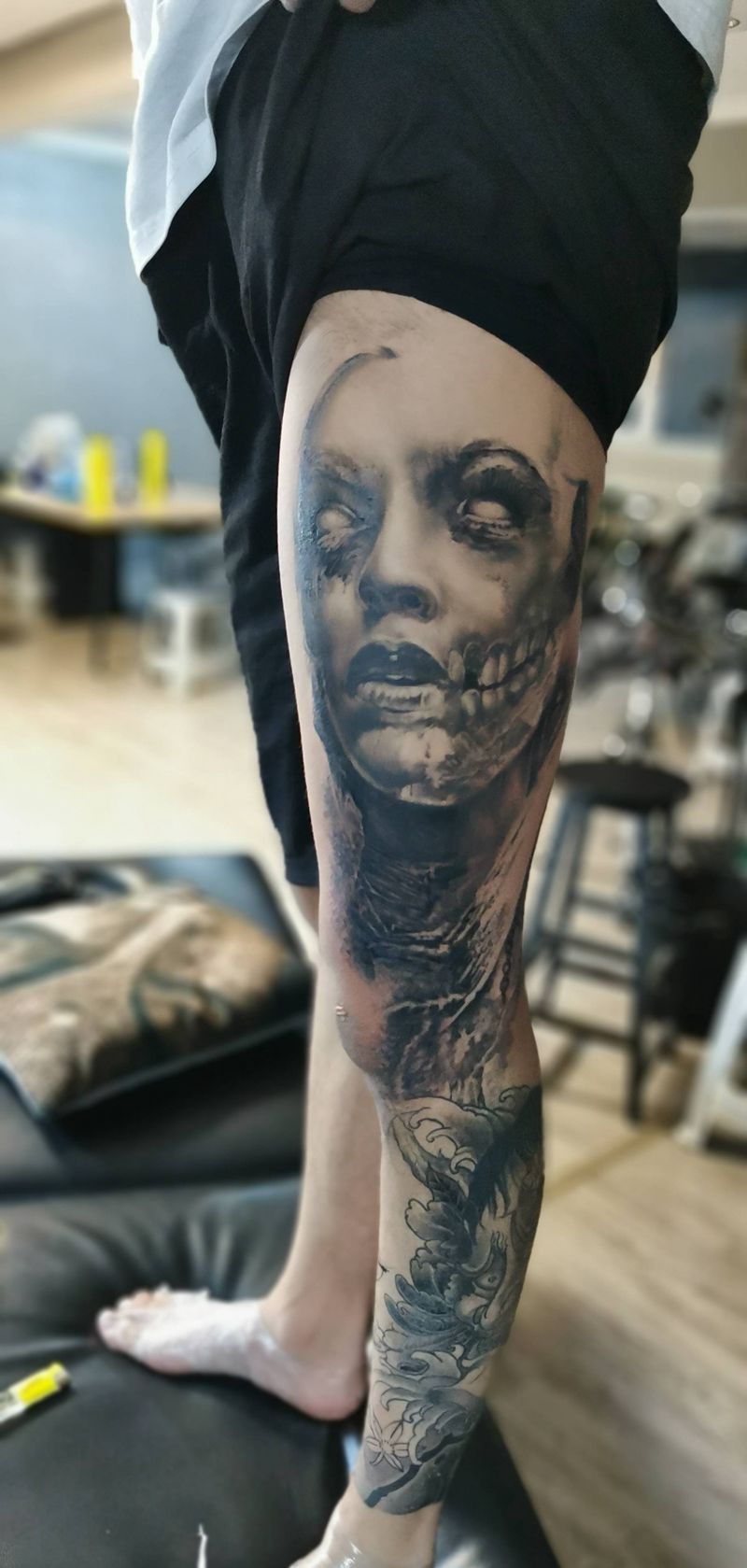 暗黑风写实纹身图片_腿部欧美写实纹身图案