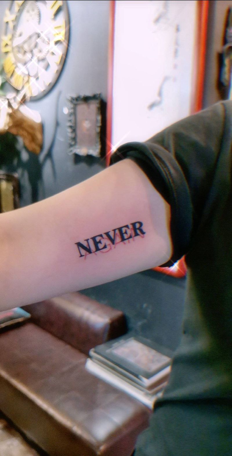 字母纹身图片_手臂花体字字母纹身图案