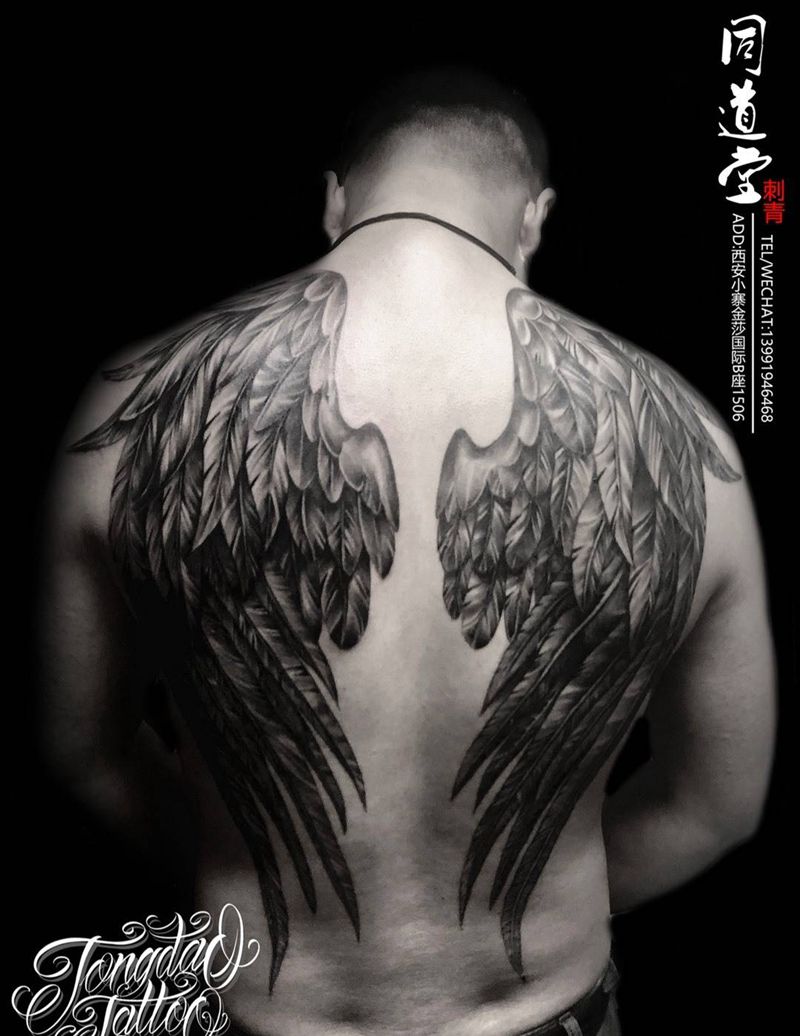 翅膀纹身图片_背部欧美写实水墨纹身图案