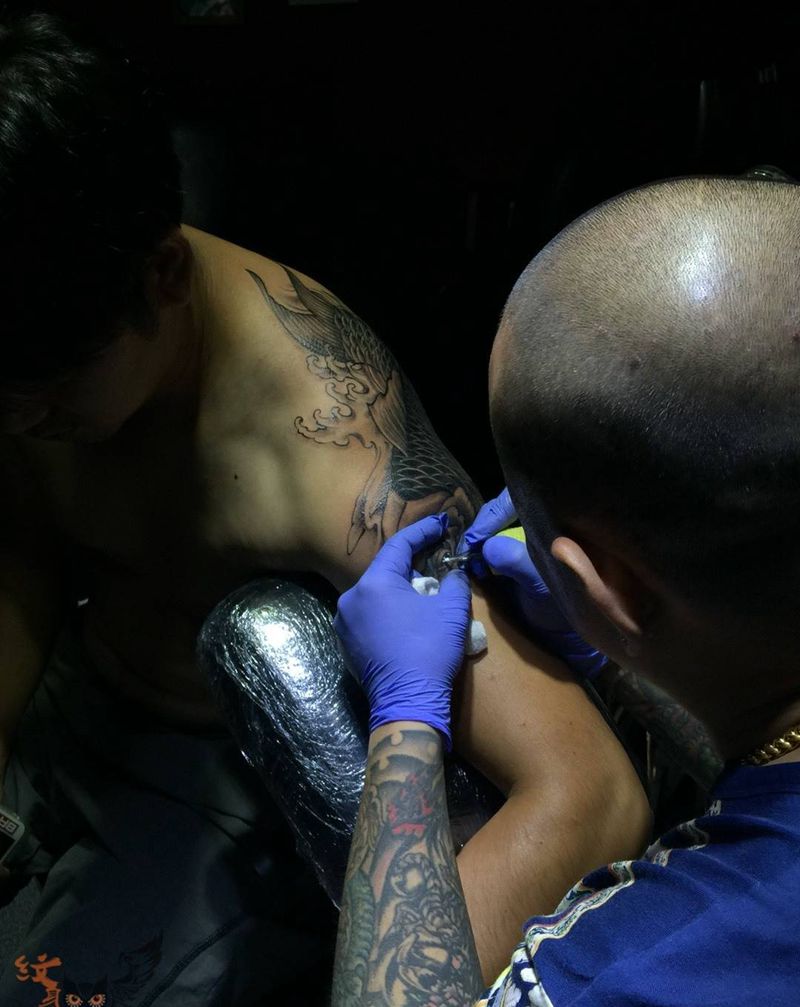 西安纹身鱼纹身图片_写实国画传统动物原创图腾颈部肩部胸部腰部纹身图案