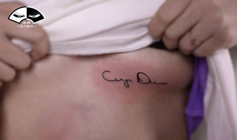 小字母纹身图片_成品胸部清新国画传统字符几何人物原创情侣纹身图案