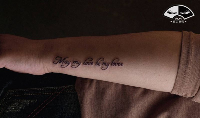 so love纹身图片_手臂腿部几何水墨字母小清新小字母纹身图案