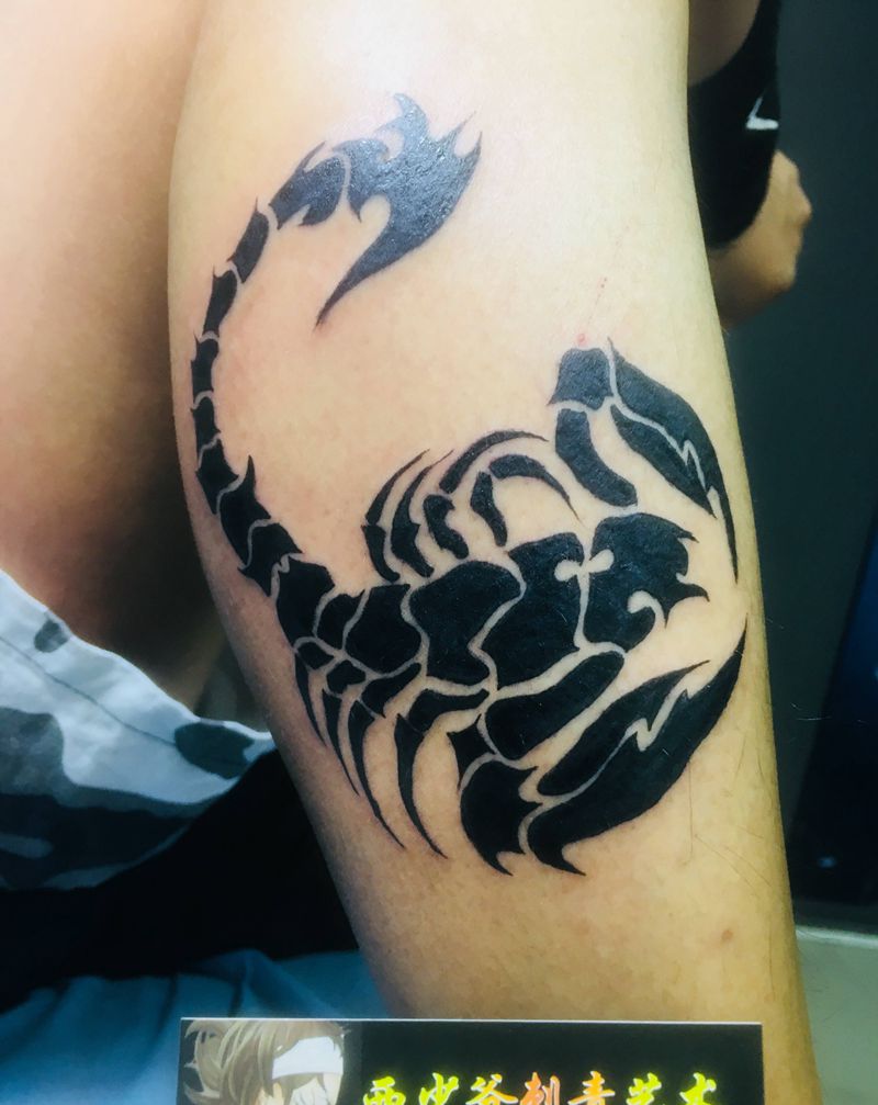 蝎子纹身图片_腿部纹身图案