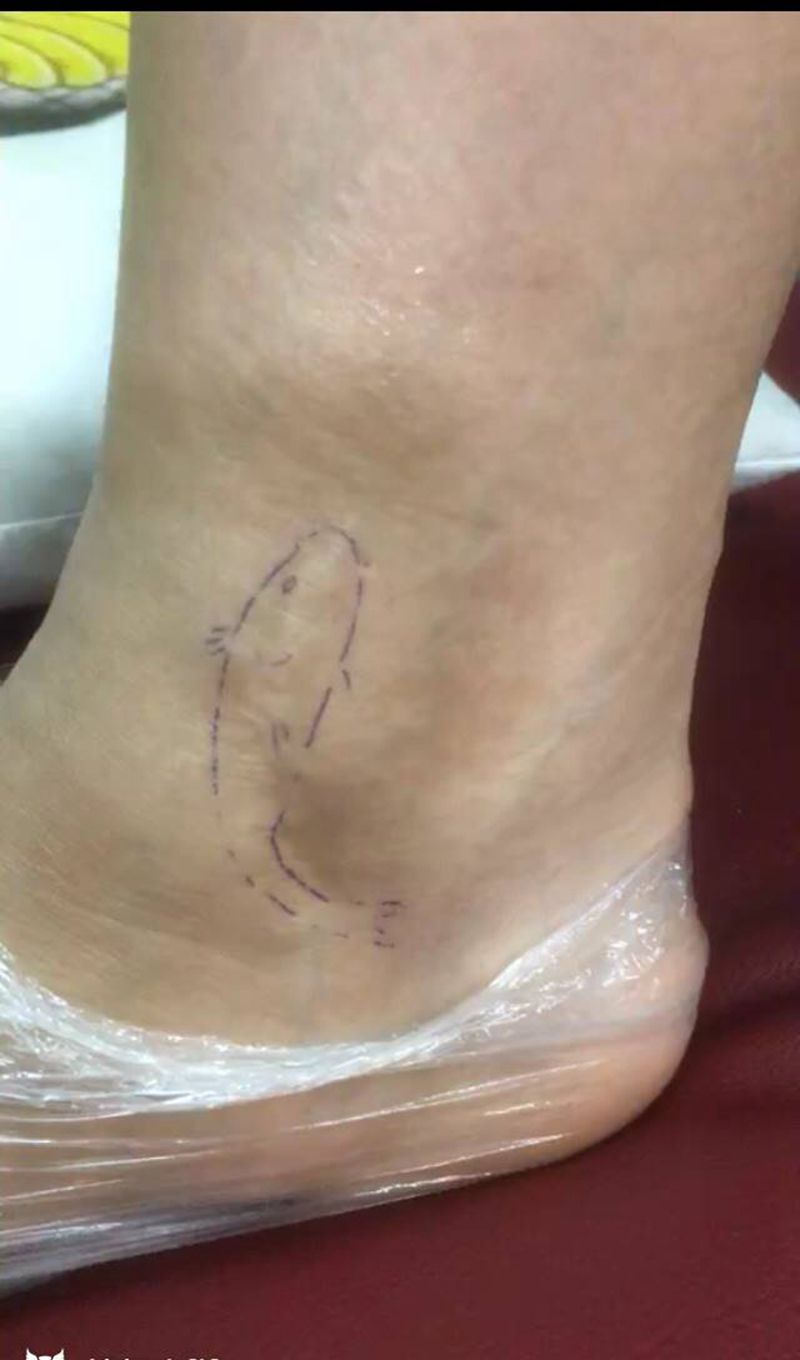 鱼纹身图片_脚部纹身图案