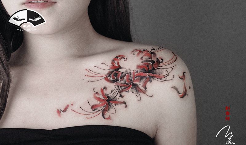 彼岸花纹身图片_胸部水墨纹身图案