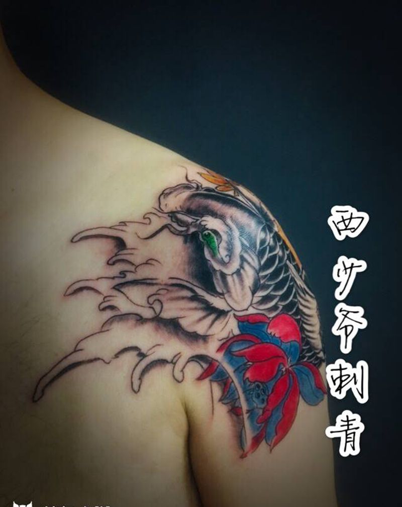 鱼纹身图片_肩部新传统纹身图案
