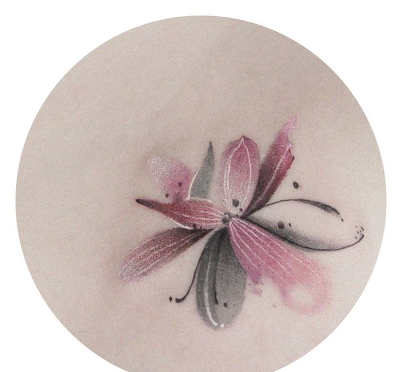 阿莲纹身图片_胸部水墨水彩纹身图案