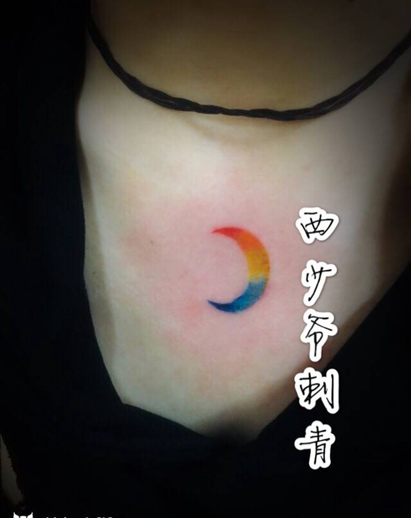 月亮纹身图片_胸部纹身图案