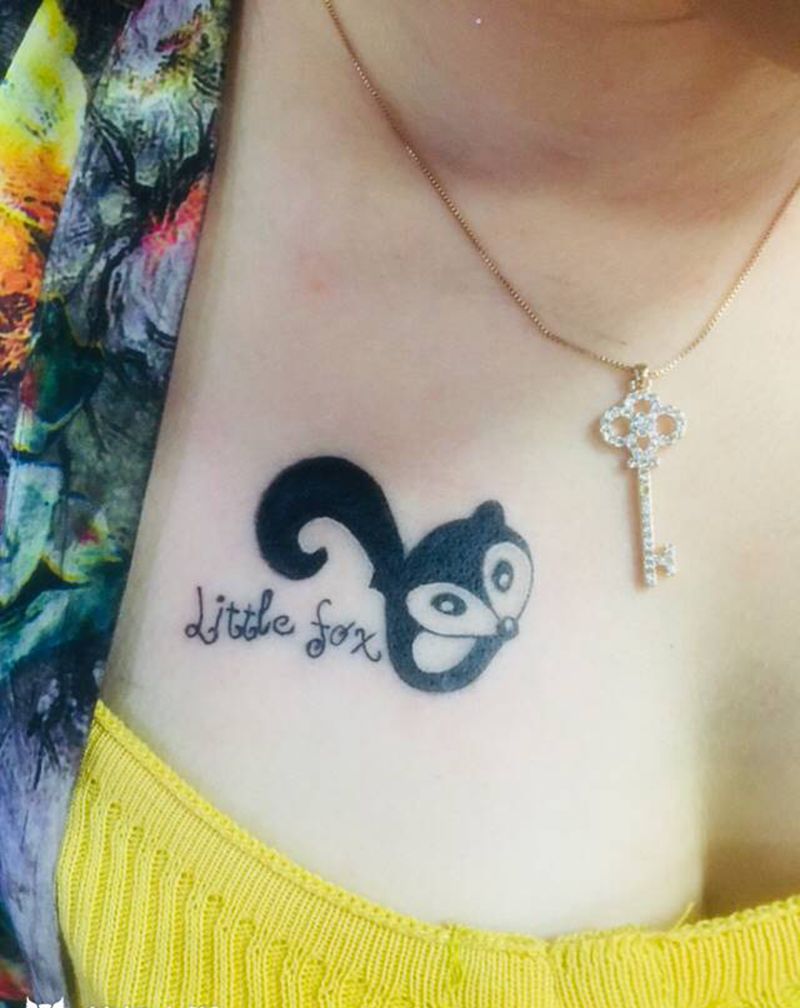 小狐狸纹身图片_胸部纹身图案