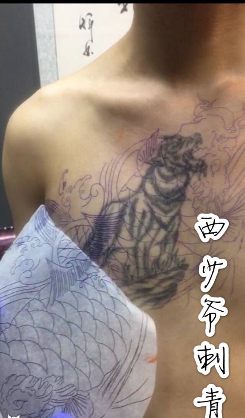 鱼纹身图片_胸部新传统纹身图案