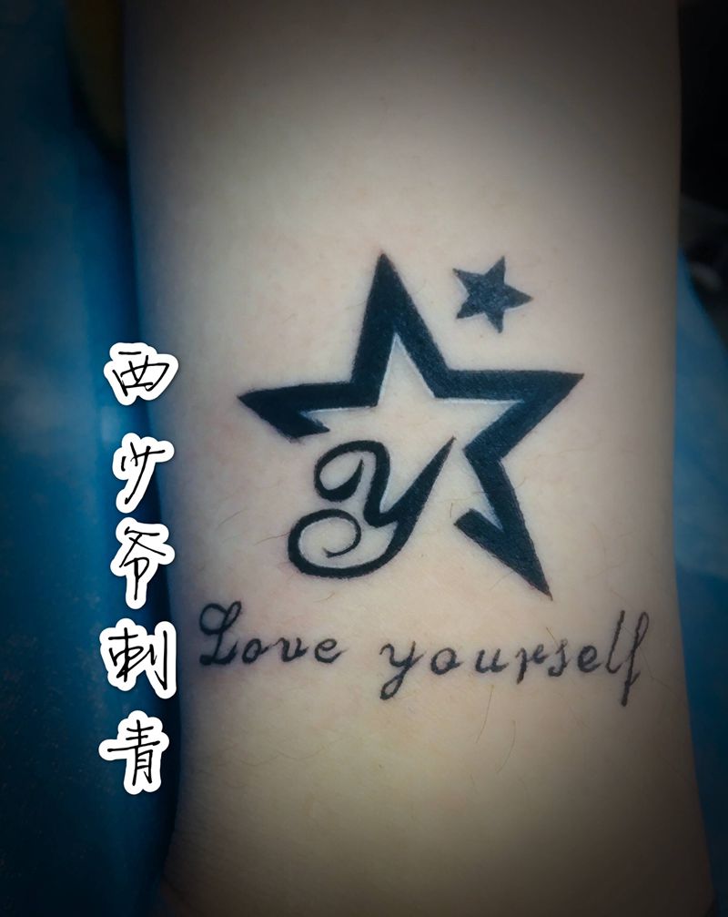 五角星字母纹身图片_腿部纹身图案