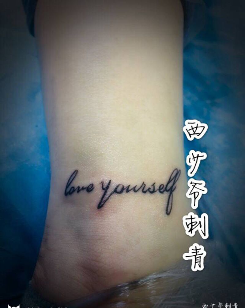 字母纹身图片_腿部纹身图案