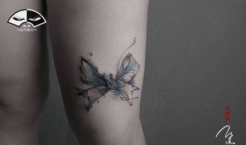 礼物纹身图片_腿部水彩水墨纹身图案