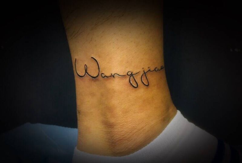 字母纹身图片_腿部纹身图案