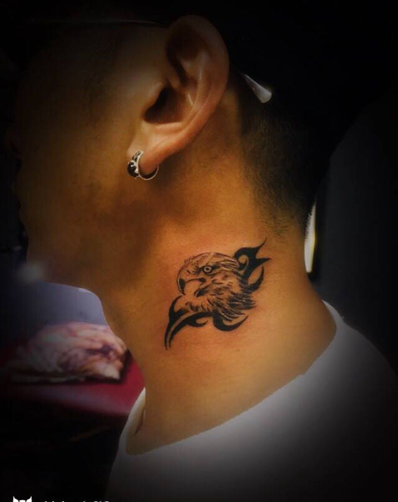 鹰头纹身图片_颈部纹身图案