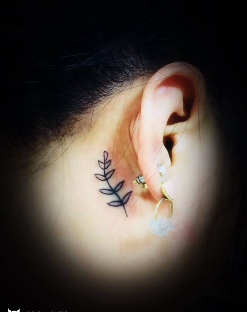 叶子纹身图片_颈部纹身图案