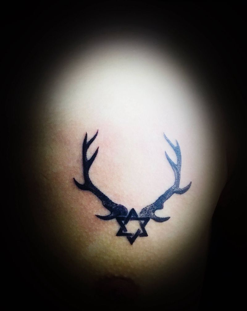 鹿纹身图片_胸部纹身图案