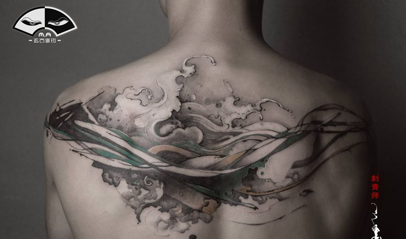 《听海》纹身图片_背部水墨水浪纹身图案