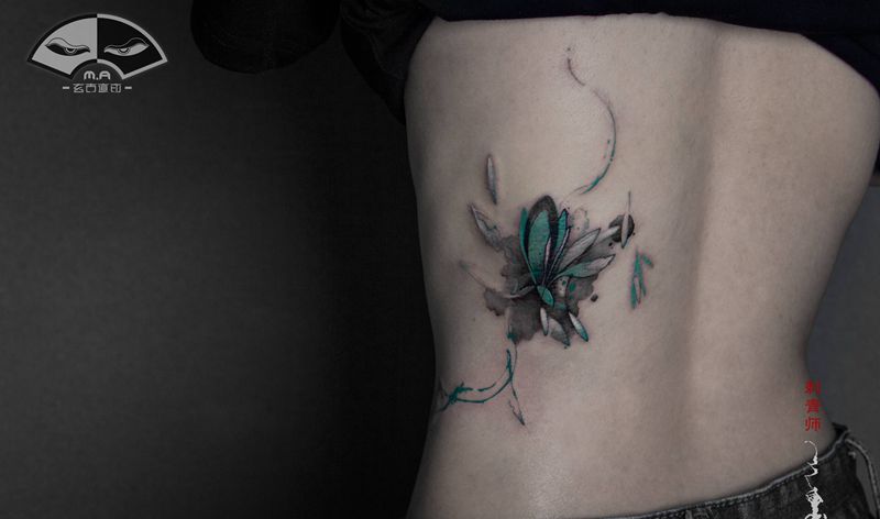 《辛夷花》纹身图片_背部水墨辛夷花纹身图案