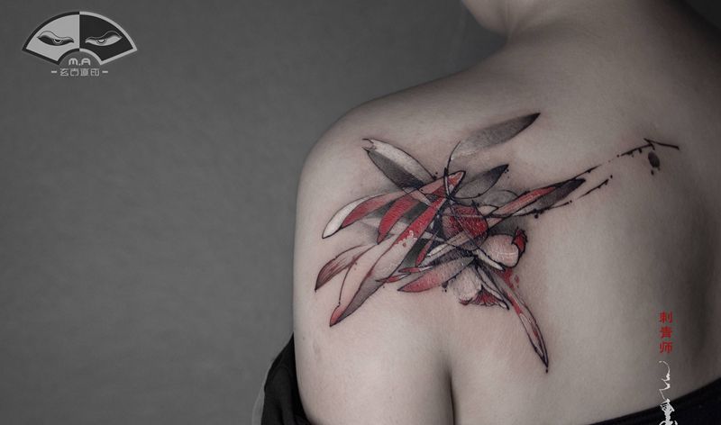 《花儿》纹身图片_肩部水墨花纹身图案