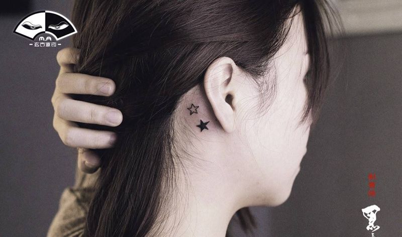 遇见彼此纹身图片_星星小清新耳朵后纹身图案
