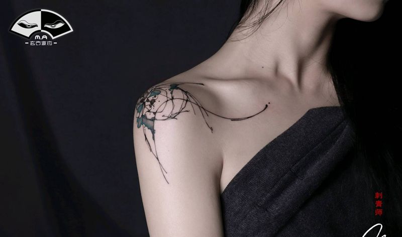 肩纹身图片_肩部水墨极简纹身图案