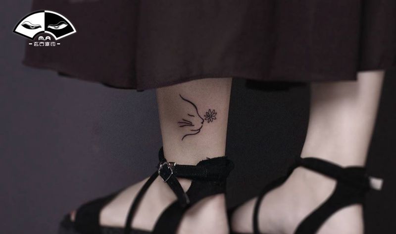 幸运的猫纹身图片_成品腿部脚部传统清新原创情侣动物植物字符纹身图案