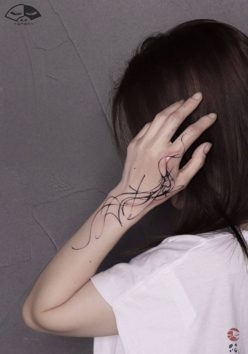 线纹身图片_手部水墨抽象线条纹身图案