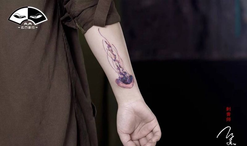 水母纹身图片_成品腿部背部手臂清新传统国画动物植物字符纹身图案