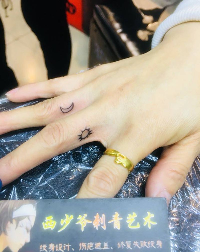 手指太阳纹身图片