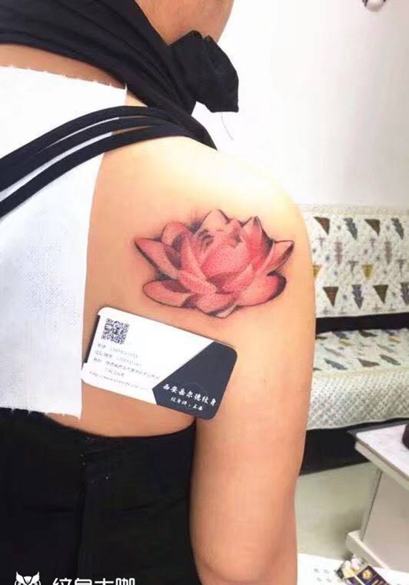 莲纹身图片_背部欧美写实纹身图案