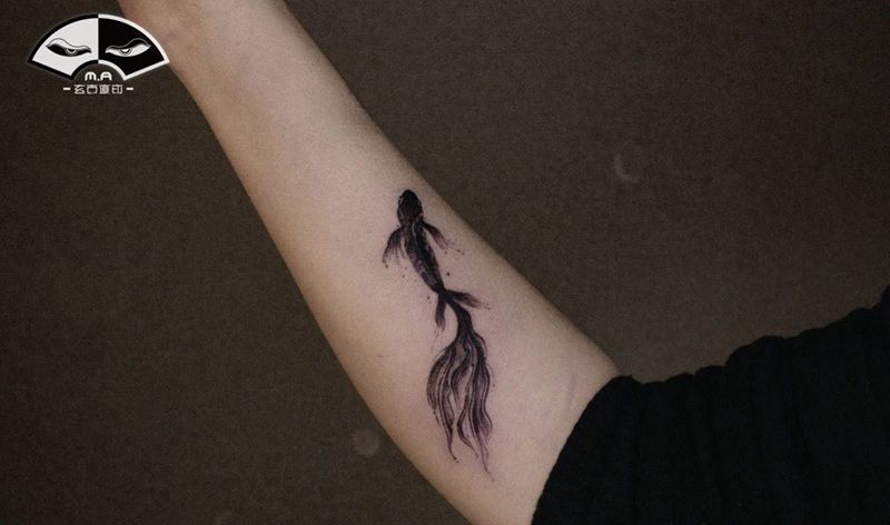 疤痕遮盖纹身图片_手臂腿部水墨新传统鱼小清新遮盖纹身图案