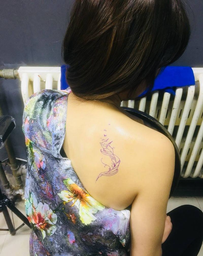 背部羽毛纹身图片