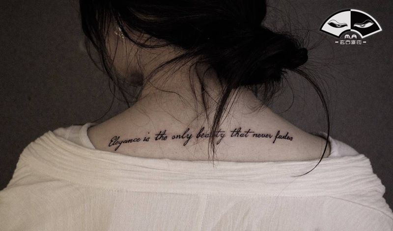 赫本纹身图片_背部手臂几何新传统小字母小清新纹身图案