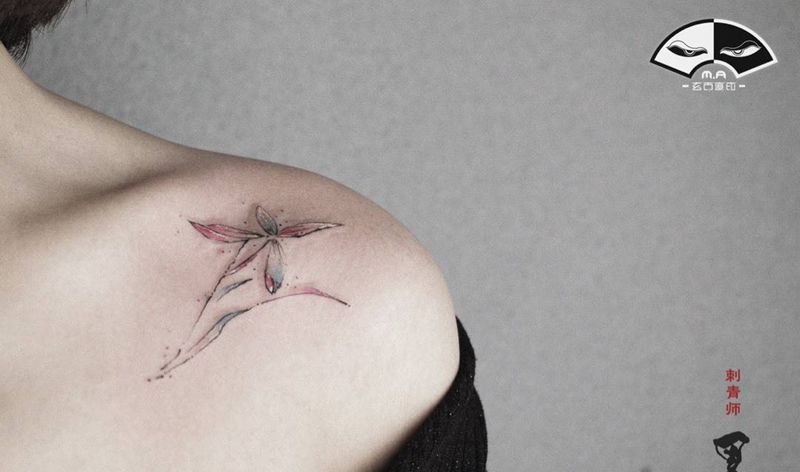 肩花纹身图片_肩部手臂几何水彩小清新花情侣纹身图案