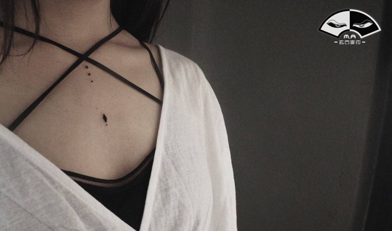 中心纹身图片_胸部腿部几何点刺梵文小清新点纹身图案