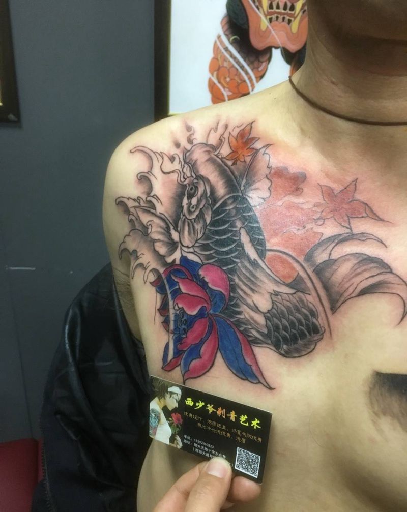 胸部鱼纹身图片