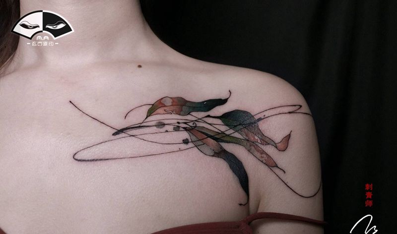 叶子纹身图片_肩部胸部水墨水彩纹身图案