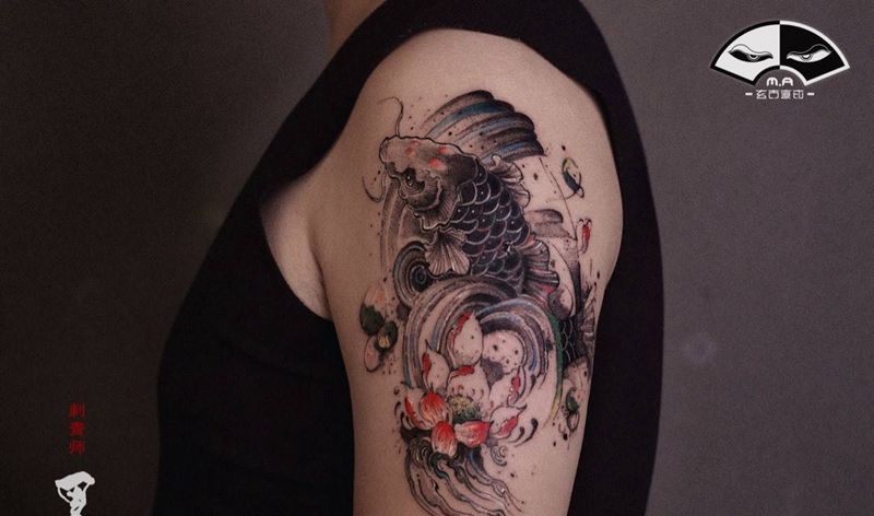 顺游而上纹身图片_手臂腿部新传统水墨莲花水墨鲤鱼纹身图案