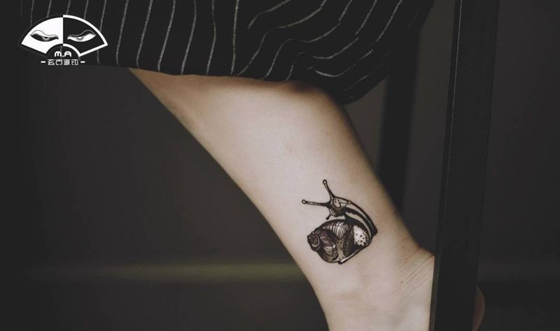 蜗牛纹身图片_欧美腿部脚部背部成品植物动物几何原创情侣纹身图案