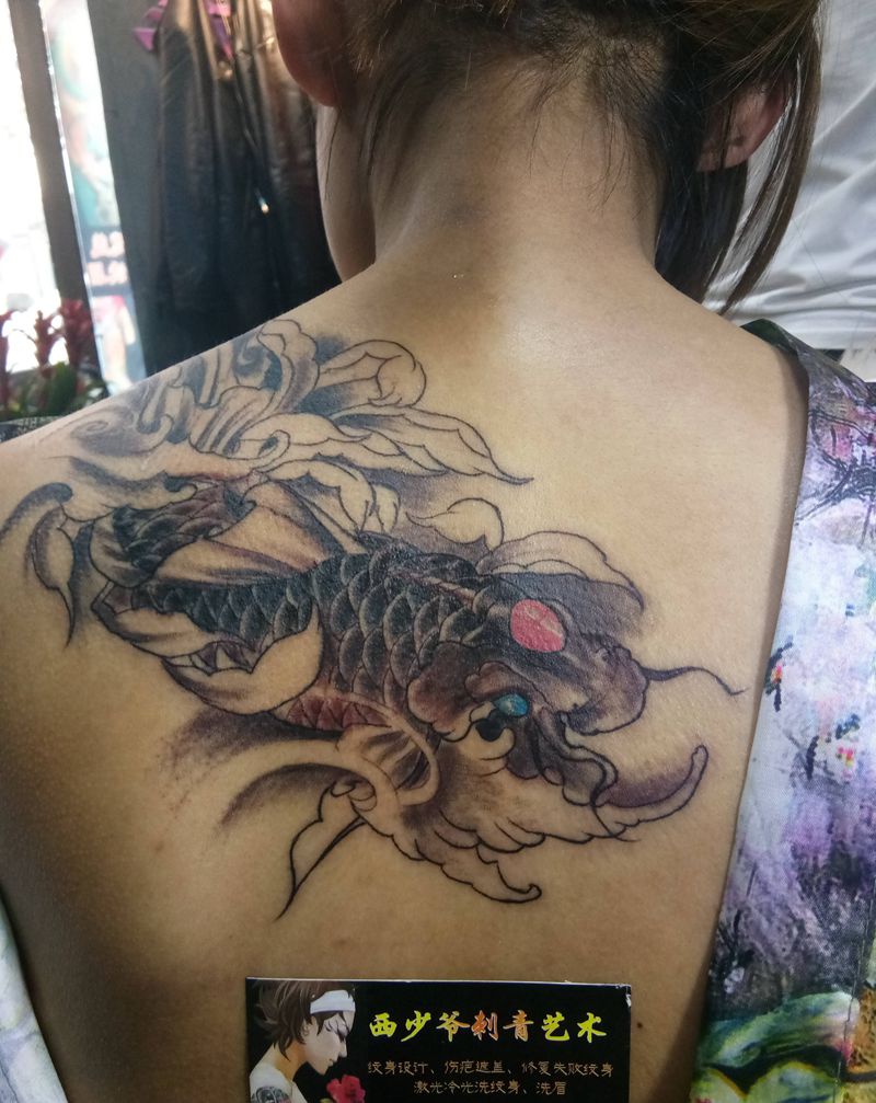 背部鲤鱼纹身图片