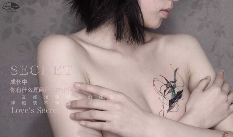 秘密-遮盖纹身图片_胸部水彩遮盖纹身图案