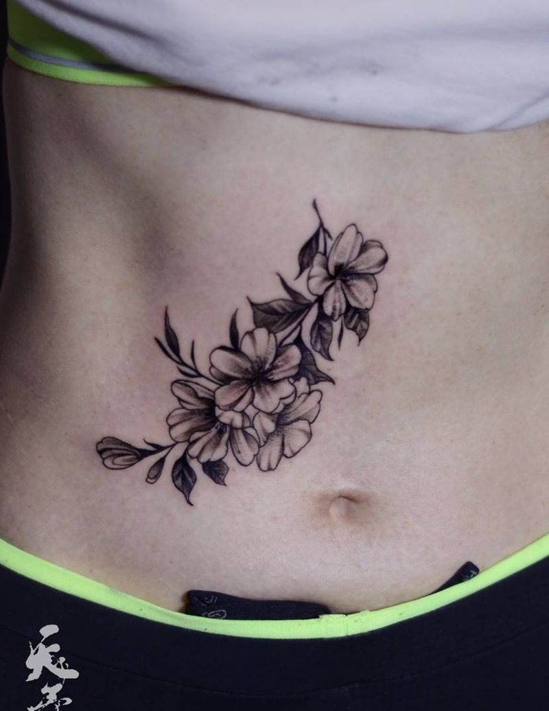 疤痕覆盖纹身图片_腹部点刺手术疤痕花纹身图案