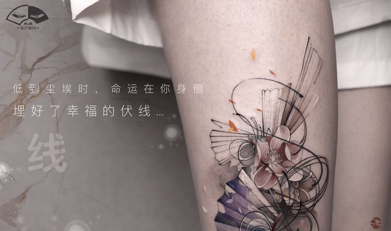 伏线纹身图片_腿部水墨水彩扇子纹身图案