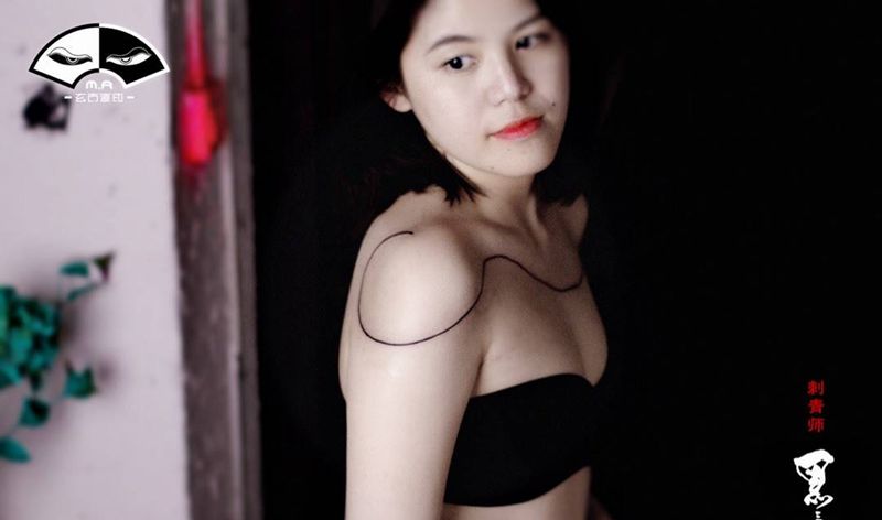 线性纹身图片_成品胸部传统清新国画字符几何原创情侣植物纹身图案