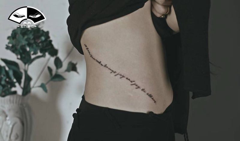 字母纹身图片_手臂胸部腿部清新字符几何植物宗教纹身图案