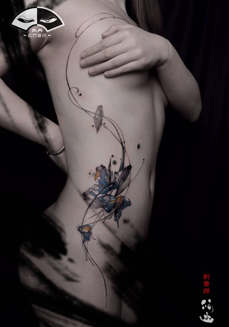 蝴蝶纹身图片_腰部水墨纹身图案